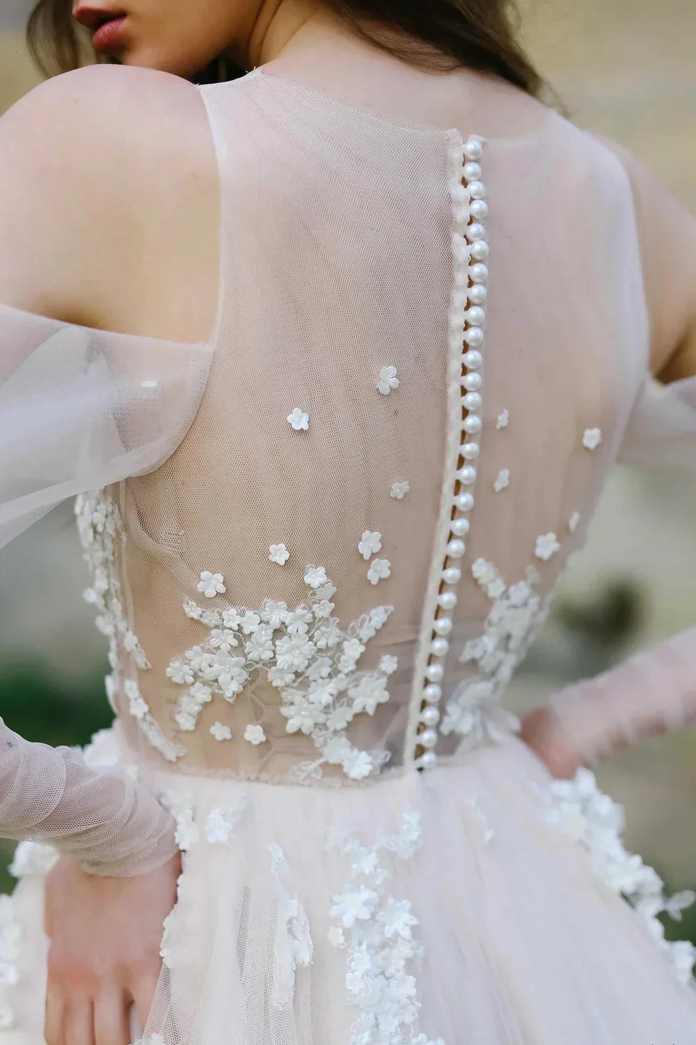 Vestidos de novia de tul con ilusión, hombros descubiertos, apliques de flores y cola larga